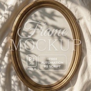 Puede incluir: Una maqueta de marco ovalado dorado con el texto "Frame MOCKUP" en una fuente suave y elegante. El marco tiene un diseño detallado y ornamentado. La imagen también incluye texto que indica que es un archivo PSD con un script de automatización gratuito.