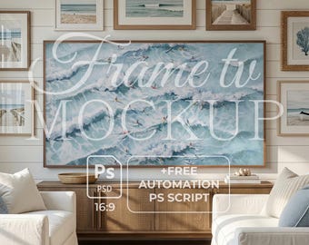 Bauernhaus Wohnzimmer Mockup | Weiße Holzwand Kunst Display | Samsung Frame TV & Poster Set | Küsten Cottage Interior | Automatisiertes PSD Script