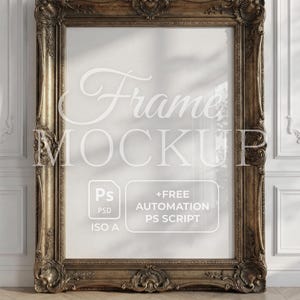 Puede incluir: Maqueta de marco dorado de estilo antiguo, adornada con intrincadas tallas. El marco rodea un espacio blanco vacío, ideal para exhibir obras de arte o fotos. El texto "Frame MOCKUP" es visible, junto con detalles sobre el archivo PSD.