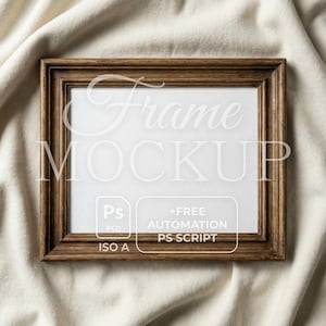 Puede incluir: Un marco de madera cuadrado con acabado marrón, sobre un fondo de tela color crema. El marco tiene un interior blanco con las palabras "Frame MOCKUP" en una fuente de escritura. El marco también incluye el texto "Ps PSD ISO A +FREE AUTOMATION PS SCRIPT".