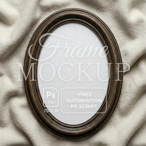 Puede incluir: Maqueta de marco ovalado de madera con acabado marrón oscuro. El marco tiene un interior blanco y está sobre un fondo de tela de color neutro. El texto "Frame MOCKUP" está superpuesto en el marco, junto con detalles sobre el archivo PSD y un script de automatización gratuito.