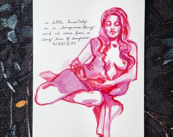 Op de afbeelding: Waterverfillustratie van een zittende figuur in roze en rood, met een boek. Het kunstwerk bevat handgeschreven tekst: "a little knowledge is a dangerous thing and I come from a long line of dangerous WOMEN."