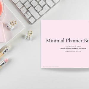 Peut inclure: Un ensemble de planificateur minimaliste avec le texte "Minimal Planner Bundle" sur un fond rose. L'image comprend des crayons, des trombones, une bougie et un clavier, suggérant une configuration d'espace de travail. Le planificateur est conçu pour simplifier et améliorer la vie quotidienne.