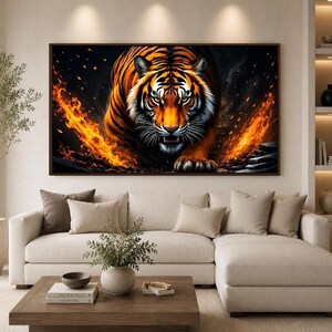 Lámina decorativa mural "Tigre feroz en llamas", descarga digital de felino salvaje rugiente, decoración animal oscura y dramática, póster imprimible de felino llameante.