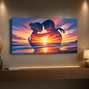 以下が含まれることがあります： 海に沈む鮮やかな夕日を背景に、抱き合う二人のシルエットを二重露光で表現した長方形のキャンバスアートプリント。オレンジ、ピンク、青のグラデーションの空、穏やかな波、遠くに飛ぶ鳥が描かれています。