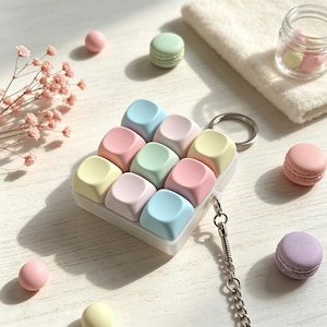 Macaron-Fidget-Schlüsselanhänger mit 9 mechanischen Knöpfen zur Stressbewältigung, mattes, geräuschloses Pop-It-Schlüsselanhänger-Set aus Kunststoff, pastellfarbener Mini-Taschenanhänger zur Angstlinderung