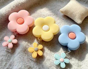 Ausweishalter mit pastellfarbenem Blumenmuster, niedlicher, einziehbarer Ausweishalter aus ABS-Kunststoff mit Blumenmuster, ideales Geschenk für Krankenschwestern und Lehrerinnen, weicher, matter Ausweisclip mit Blumenmuster