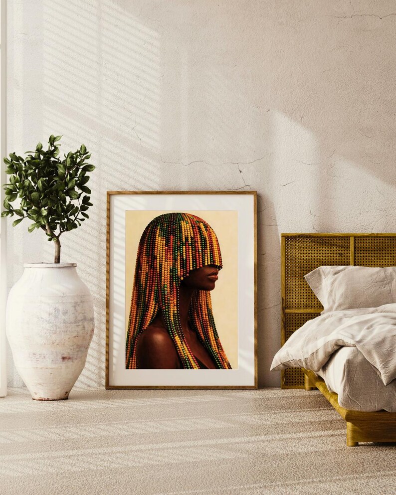 K&ouml;nnte beinhalten: Ein gerahmter Kunstdruck mit dem Profil einer Person mit bunten, perlenbesetzten Haaren. Das Kunstwerk befindet sich in einem Holzrahmen und wird in einem Schlafzimmer ausgestellt. Die Farbpalette umfasst Braunt&ouml;ne, Gelb, Gr&uuml;n und Rot.