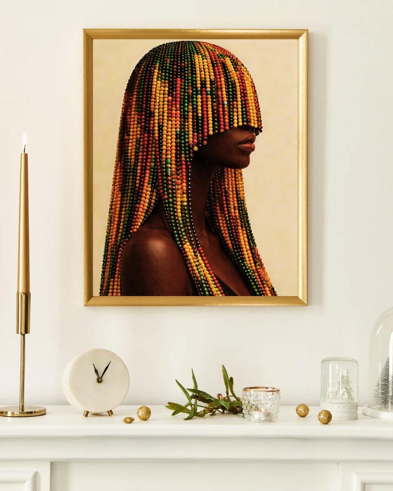 K&ouml;nnte beinhalten: Ein gerahmtes Kunstwerk zeigt eine Frau im Profil mit Perlenhaaren in Gelb-, Orange-, Gr&uuml;n- und Rott&ouml;nen. Die goldgerahmte Kunst h&auml;ngt &uuml;ber einem wei&szlig;en Kaminsims mit einer Uhr, einer Kerze und dekorativen Gegenst&auml;nden. Das Kunstwerk ist der Mittelpunkt.