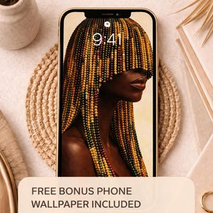 K&ouml;nnte beinhalten: Ein Smartphone zeigt ein Hintergrundbild einer Frau mit perlenbesetzten Haaren in Gelb, Gr&uuml;n und Braun. Das Telefon liegt auf einem gewebten Untersetzer. Der Text auf dem Bild lautet "FREE BONUS PHONE WALLPAPER INCLUDED".