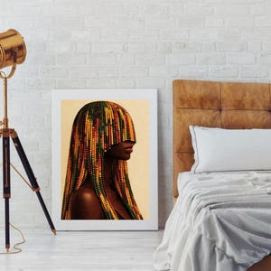 K&ouml;nnte beinhalten: Gerahmter Kunstdruck mit einem Seitenprofil einer Person mit einer Perlenfrisur. Die Perlen sind in Gelb-, Rot-, Gr&uuml;n- und Braunt&ouml;nen gehalten. Der Hintergrund ist hellbeige.