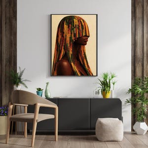K&ouml;nnte beinhalten: Gerahmter Kunstdruck mit einem Seitenprofil einer Person mit dunkler Haut. Die Person hat lange, geflochtene Z&ouml;pfe aus Perlen in Gelb-, Orange-, Gr&uuml;n- und Rott&ouml;nen. Der Hintergrund ist hellbeige. Wanddekoration.