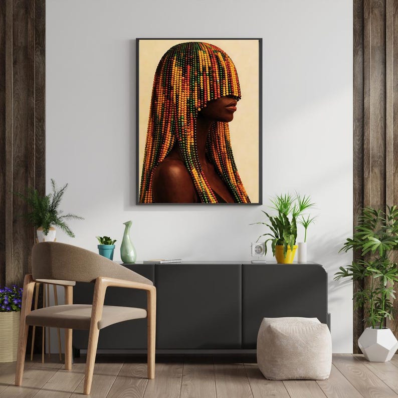 K&ouml;nnte beinhalten: Gerahmter Kunstdruck mit einem Seitenprofil einer Person mit dunkler Haut. Die Person hat lange, geflochtene Z&ouml;pfe aus Perlen in Gelb-, Orange-, Gr&uuml;n- und Rott&ouml;nen. Der Hintergrund ist hellbeige. Wanddekoration.