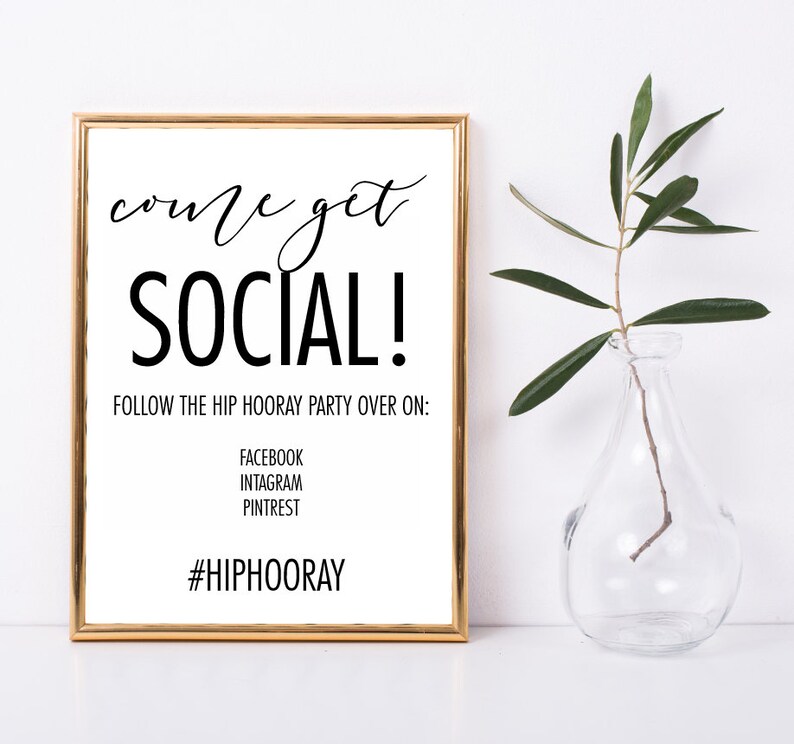 K&ouml;nnte beinhalten: Ein goldfarbener Rahmen mit dem Text "come get SOCIAL!" und "FOLLOW THE HIP HOORAY PARTY OVER ON: FACEBOOK INTAGRAM PINTREST #HIPHOORAY"