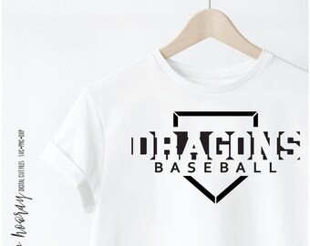 以下が含まれることがあります： 黒い野球のダイヤモンドのグラフィックとダイヤモンドの中に「DRAGONS BASEBALL」というテキストが書かれた白いTシャツです。