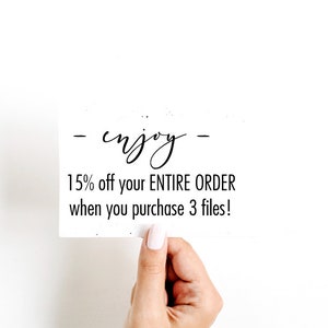 K&ouml;nnte beinhalten: Eine wei&szlig;e Karte mit schwarzem Text, der "enjoy" und "15% Rabatt auf deine GESAMTE BESTELLUNG, wenn du 3 Dateien kaufst!" lautet. Eine Hand h&auml;lt die Karte.