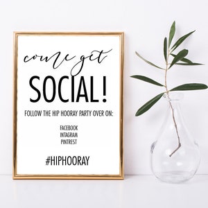 Peut inclure: Une affiche encadr&eacute;e avec un cadre dor&eacute; et les mots "Come get SOCIAL!" en &eacute;criture noire. En dessous, on peut lire "FOLLOW THE HIP HOORAY PARTY OVER ON:" suivi de Facebook, Instagram et Pinterest. Le hashtag #HIPHOORAY est en bas. Un vase en verre transparent avec une plante verte est &agrave; droite.
