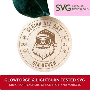 Op de afbeelding: Een ronde houten kerstversiering met de tekst "SLEIGH ALL DAY" en een afbeelding van de kerstman met een zonnebril. De versiering heeft de nummers "20" en "25" met sneeuwvlokken. De onderste banner luidt "GLOWFORGE & LIGHTBURN TESTED SVG".