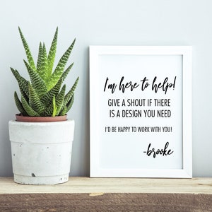 Peut inclure: Une impression encadr&eacute;e avec le texte "I'm here to help!" et une plante succulente en pot. L'impression est dans un cadre blanc et le texte est en noir. La plante succulente est dans un pot en b&eacute;ton blanc.