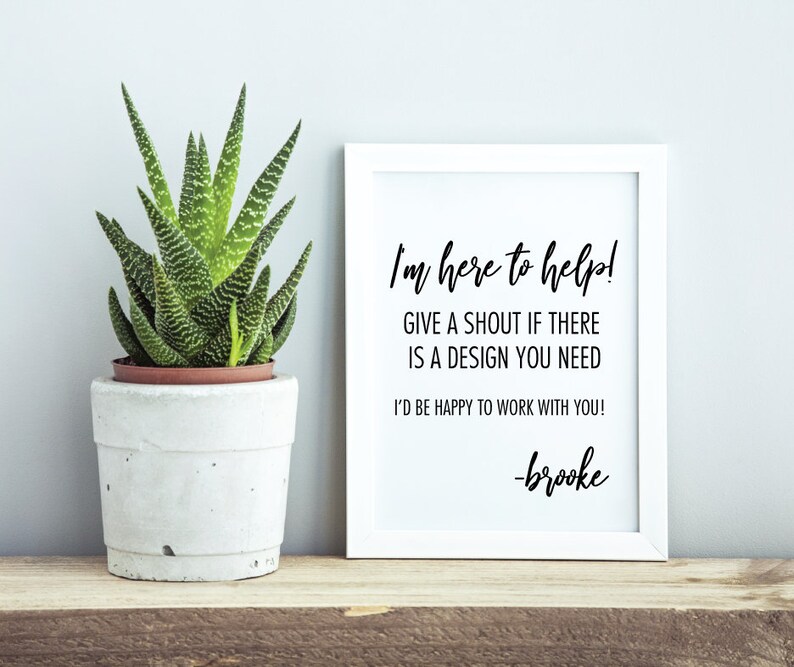 Peut inclure: Une impression encadr&eacute;e avec le texte "I'm here to help!" et une plante succulente en pot. L'impression est dans un cadre blanc et le texte est en noir. La plante succulente est dans un pot en b&eacute;ton blanc.