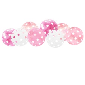 Op de afbeelding: Een groep roze en witte stippenballen met een aquareleffect. De ballen zijn in een halve cirkel gerangschikt.