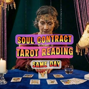 Puede incluir: Una mujer con un vestido burdeos y una diadema dorada lee cartas del tarot en una mesa azul. La imagen incluye el texto "SOUL CONTRACT TAROT READING SAME DAY". Tambi&eacute;n se ven una vela encendida y una l&aacute;mpara.