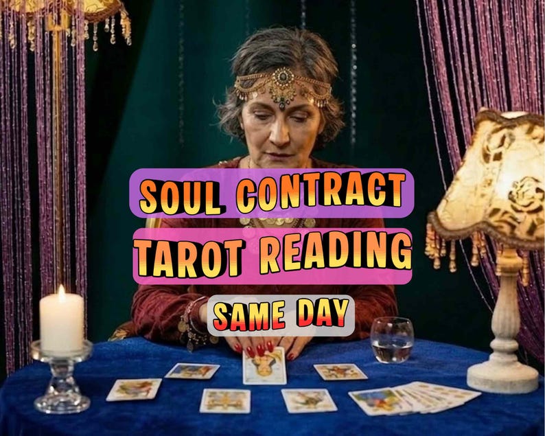 Puede incluir: Una mujer con un vestido burdeos y una diadema dorada lee cartas del tarot en una mesa azul. La imagen incluye el texto "SOUL CONTRACT TAROT READING SAME DAY". Tambi&eacute;n se ven una vela encendida y una l&aacute;mpara.