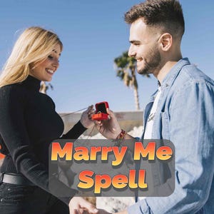 Può includere: Un uomo propone a una donna con un portagioielli rosso. La donna sorride mentre guarda l'anello. Il testo "Marry Me Spell" è sovrapposto all'immagine.
