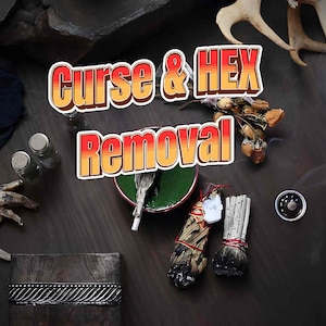 Może przedstawiać: Zbiór przedmiotów rytualnych, w tym wiązki, słoiki i mała miska, ułożonych na ciemnej powierzchni. Tekst "Curse & HEX Removal" sugeruje temat oczyszczania i ochrony duchowej.