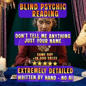 Könnte beinhalten: Eine Person in roter Kleidung mit Goldkette sitzt an einem blauen Tisch mit weißer Kerze und Lampe. Text: BLIND PSYCHIC READING, DON'T TELL ME ANYTHING JUST YOUR NAME, SAME DAY +18.000 SALES, EXTREMELY DETAILED WRITTEN BY HAND • NO AI.