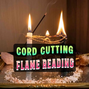 Può includere: Una lettura della fiamma della candela con il testo "CORD CUTTING FLAME READING" su sfondo nero. L'immagine presenta candele accese, incenso e cristalli su un vassoio decorativo, creando un'atmosfera mistica.