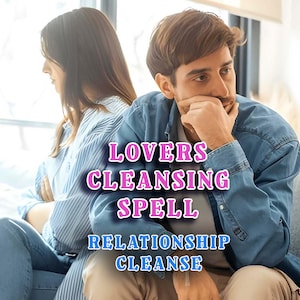 Puede incluir: Imagen de una pareja sentada de espaldas, con texto: "LOVERS CLEANSING SPELL" y "RELATIONSHIP CLEANSE". El hombre lleva una chaqueta vaquera, la mujer una camisa a rayas. La imagen sugiere un tema de sanación de relaciones.