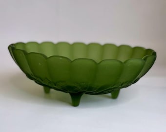 Ciotola vintage Indiana Glass Harvest Grape, centrotavola con piedistallo color verde avocado satinato.