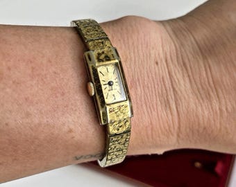 Orologio vintage Wittnauer da donna modello Petite Tank, placcato oro martellato, a carica meccanica