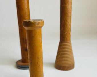 Set di 3 rocchetti di legno antichi, rocchetti tessili industriali vintage, decorazione rustica primitiva