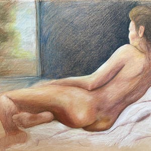 Pode incluir: Desenho a pastel de uma figura nua reclinada numa cama. A obra de arte utiliza tons de pele quentes e sombreamento suave, com foco nas costas e no perfil da figura. Uma janela é visível no fundo, adicionando profundidade à composição.