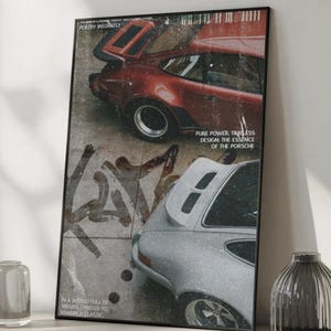 Könnte beinhalten: Gerahmtes Poster mit zwei klassischen Porsche-Autos, einem roten und einem silbernen, mit dem Text "PURE POWER, TIMELESS DESIGN: THE ESSENCE OF THE PORSCHE." Das Poster enthält auch den Text "POETRY INSTANTLY" und "IN A WORLD FULL OF TRENDS I PREFER TO REMAIN A CLASSIC."