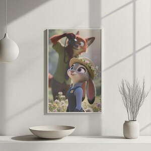 Może przedstawiać: Oprawiony wydruk artystyczny z Judy Hopps z Zootopii, w kapeluszu z kwiatami, i Nickiem Wilde robiącym zdjęcie. Grafika osadzona jest w polu kwiat&oacute;w, z ciepłą paletą barw. Wydruk jest wyświetlany na białej ścianie.
