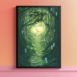 Może przedstawiać: Oprawiony wydruk artystyczny przedstawiający mistyczną scenę leśną. Grafika przedstawia ścieżkę prowadzącą do świecącego jelenia, otoczonego eterycznymi, niebiesko-białymi postaciami duch&oacute;w. Las jest oddany w odcieniach zieleni, z czarną ramą.