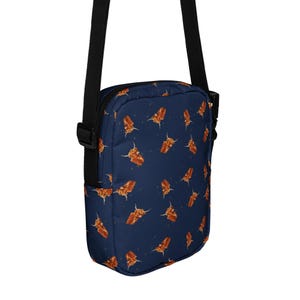 Bolso bandolera utilitario Highland Coo en azul marino de Elemental Auras
