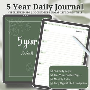 Puede incluir: Diario digital diario de 5 años que se muestra en dos tabletas. El diario tiene una cubierta verde con diseños florales y el texto "5 Year Journal". La tableta abierta muestra una página diaria con líneas y un lápiz óptico. El texto incluye "366 Daily Pages".