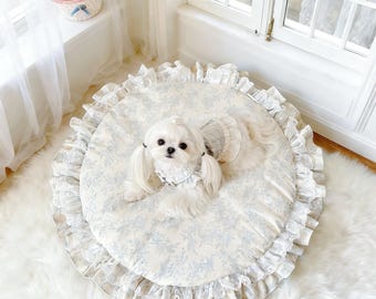 Cama para mascotas hecha a mano de algodón para perros y gatos pequeños, estilo casita de princesa con encaje, nombre de la mascota bordado a mano, cojín cómodo y lavable, elegante regalo para mascotas.