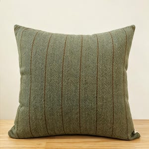 Olivgrönt ullörnfodral, fiskbensrandig kudde, neutral lantlig prydnadskudde, mysig texturerad designerinredning, present till hemmet, 20x20