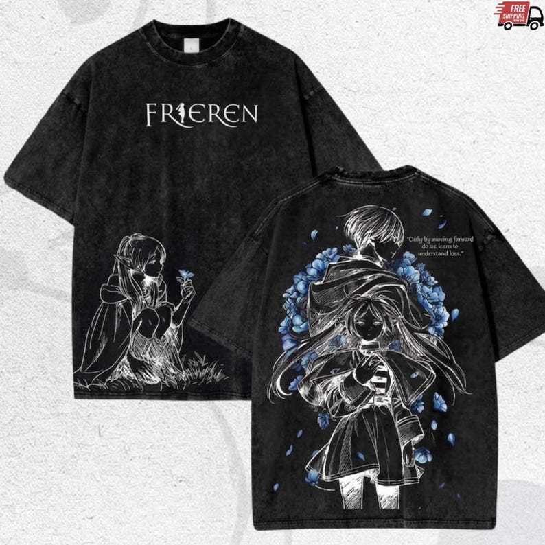 Puede incluir: Camiseta gr&aacute;fica negra con la palabra "FRIEREN" en blanco. La parte delantera muestra una ilustraci&oacute;n blanca de un personaje con una flor. La parte trasera tiene una ilustraci&oacute;n detallada con detalles florales azules y la cita, "Only by moving forward do we learn to understand loss."