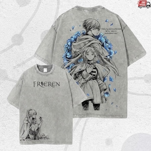 Puede incluir: Dos camisetas grises con ilustraciones de estilo anime. Una presenta el texto "FRIEREN" y una ilustraci&oacute;n de personaje. La otra tiene una pareja rodeada de flores azules y la cita: "Only by moving forward do we learn to understand loss."