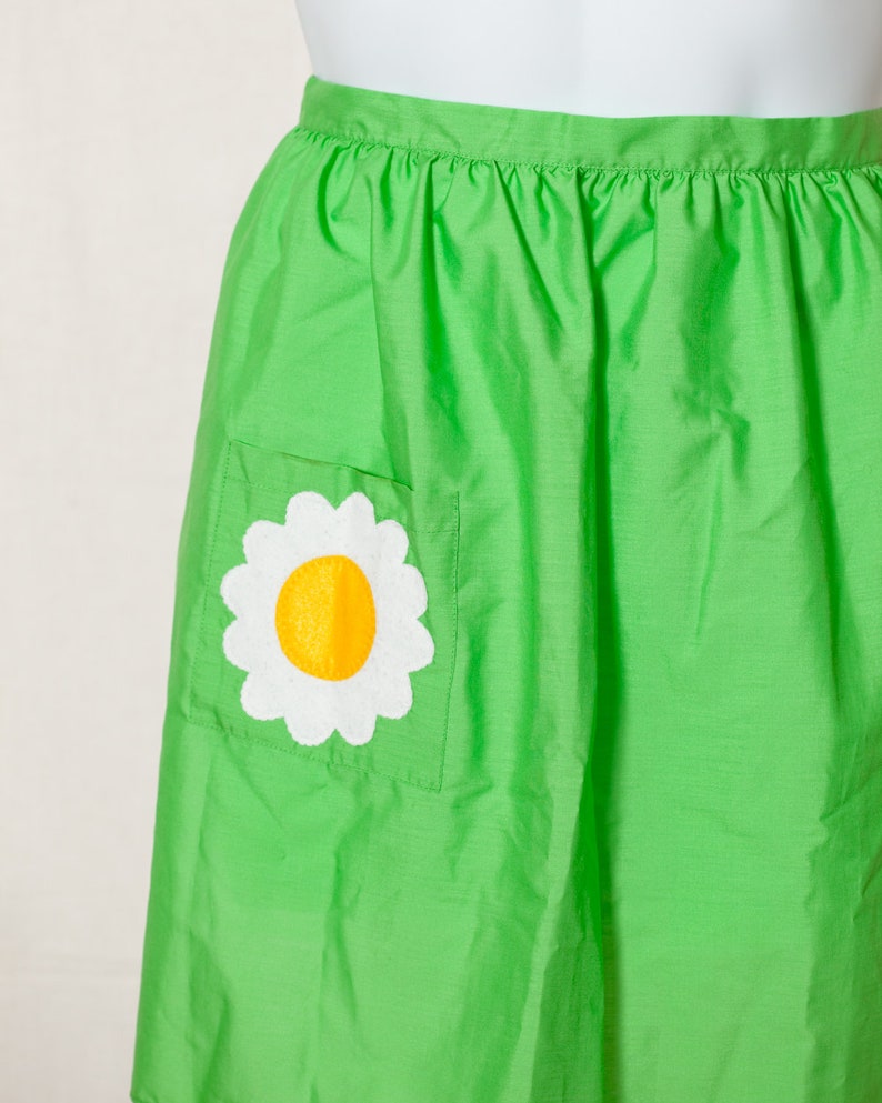 Cute Vintage 70s 80s Womens Apron green with flower