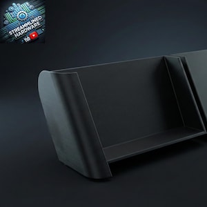 Puede incluir: Dos estantes de almacenamiento negros mate y angulados. Cada estante tiene una base rectangular y una parte trasera inclinada, creando un diseño moderno y minimalista. Los estantes están colocados uno al lado del otro, adecuados para organizar artículos. La imagen incluye un logotipo en la esquina superior izquierda.