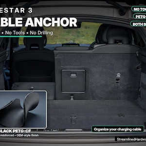 Op de afbeelding: Matzwarte PETG-CF kabelanker voor Polestar 3. De afbeelding toont de binnenkant van een autokoffer met de tekst "CABLE ANCHOR" en "Clip-On • No Tools • No Drilling". De anker is met koolstofvezel versterkt en heeft een OEM-stijl afwerking.