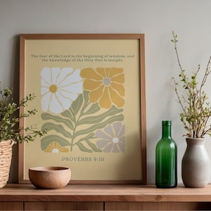 Peut inclure: Une affiche encadrée avec un motif floral blanc, jaune et vert-gris sur fond jaune clair. Le texte indique : « La crainte du Seigneur est le commencement de la sagesse, et la connaissance du Saint est l'intelligence. PROVERBES 9:10. »