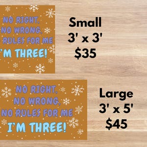Puede incluir: Dos letreros rectangulares con el texto "NO RIGHT, NO WRONG, NO RULES FOR ME, I'M THREE!" en azul y blanco sobre un fondo marr&oacute;n con copos de nieve. Un letrero mide 91 cm x 91 cm, el otro 91 cm x 152 cm.